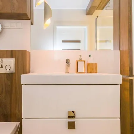 Sun House + Free Parking *