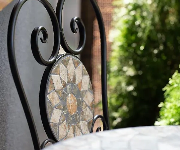 Sun House + Free Parking